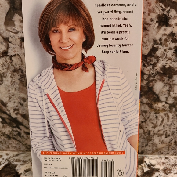 Janet Evanovich Hardcore Twenty-Four Paperback book - Picture 2 of 3